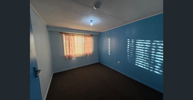 Country home with huge shed & rural outlook. - Photo 1