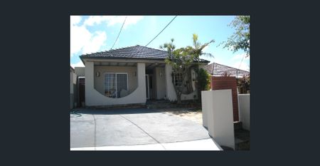 Modern 3-bed home with city and parkland views - Photo 4