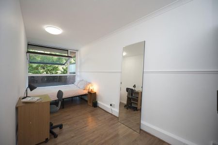 1 bedroom in a flat share to rent - Photo 2