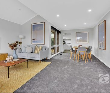 FAMILY HOME WITH MULTIPLE LIVING ZONES - Photo 4