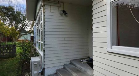 Cozy 3 bedroom house in a good neighbourhood - Photo 5