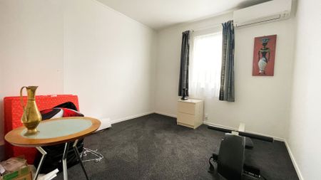 3 Bedrooms and 1 bathroom - Photo 4