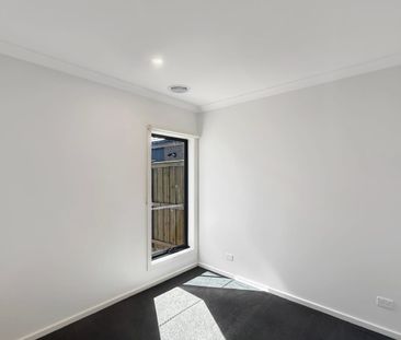 🏡 Brand New 4-Bedroom House in Thornhill Park - Photo 2