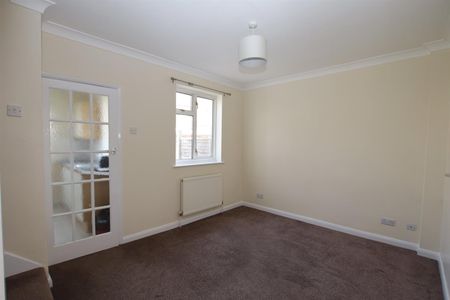 2 bedroom Terraced House to let - Photo 3