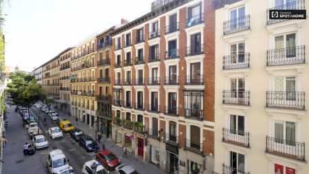 2-bedroom apartment for rent in Embajadores, Madrid, perfect for professionals and students - Photo 3