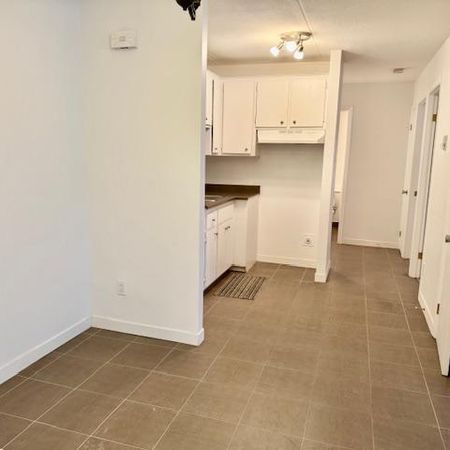 COQUET 4 1/2 TOUT BÉTON - eau chaude et chauffage inclus! MARS ou JUILLET - Photo 4