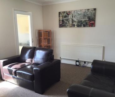 1 bedroom in a house share to rent - Photo 2