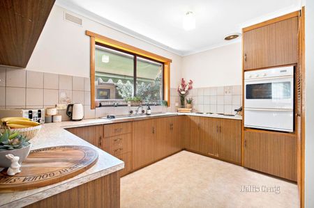 34 Lake Street, Wendouree - Photo 2