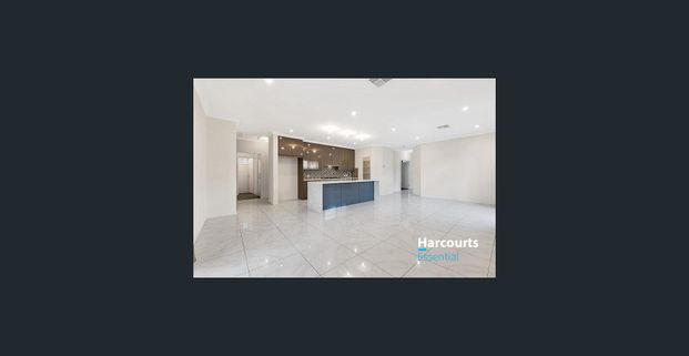 4 bedroom home with living areas - Photo 1