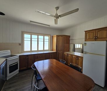 /// APPLICATION APPROVED /// UPSTAIRS UNIT WITH STUDY IN BUNGALOW!!! - Photo 4