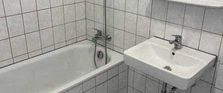 Jetzt zugreifen: Renovierte 2-Zimmer-Wohnung mit Balkon in Stadtnähe! - Photo 1