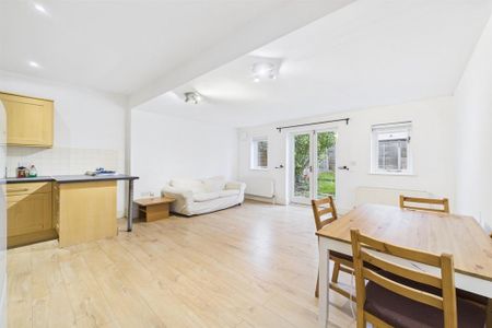 3 bedroom flat to rent - Photo 2