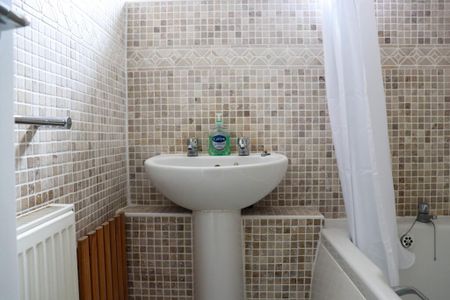 3 bedroom flat to rent - Photo 3