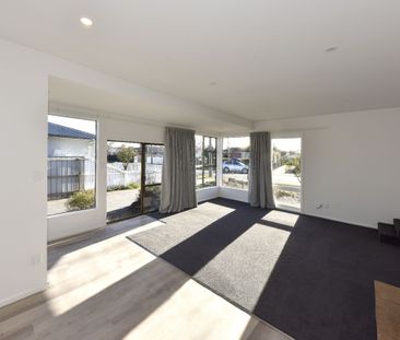 Comfortable, Sunny 4-Bedroom Home in popular Redwood - Photo 4