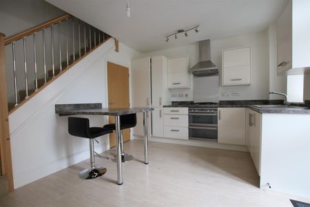 2 bed Terraced House for let - Photo 2