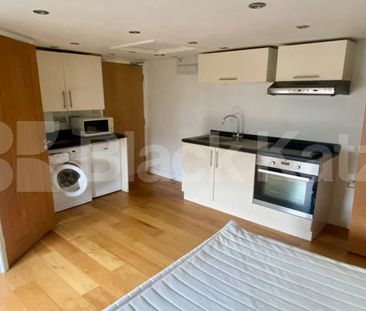 Small but perfectly formed, self contained top floor studio - Photo 5