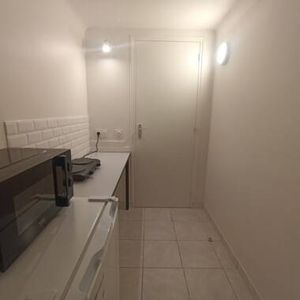 Centre - chambre avec SdB et cuisine séparées - Photo 2