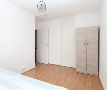 3 bedroom flat in London - Photo 4