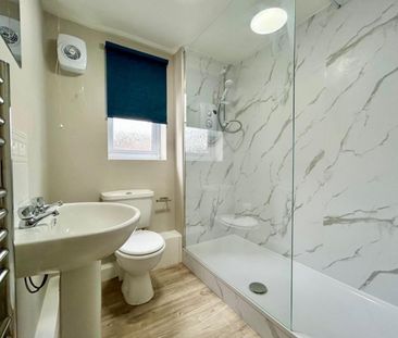 2 bedroom Flat To Let - Photo 2