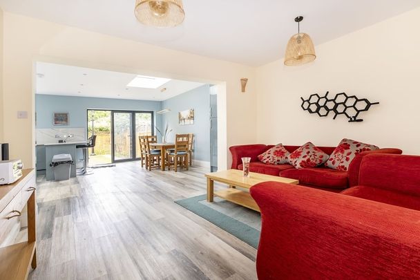 6 bedroom semi-detached house to rent - Photo 1