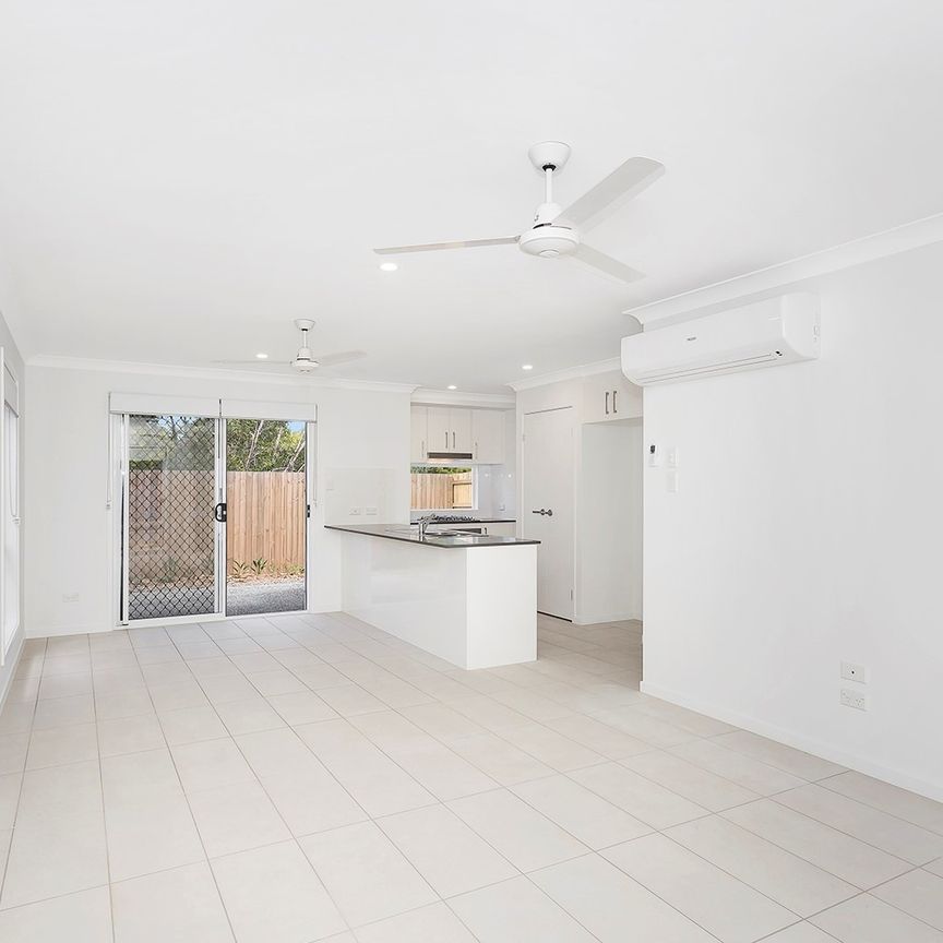 3 BED, A/C, MINUTES TO GATEWAY Large living space unit, gas cooktop, covered patio - Photo 1