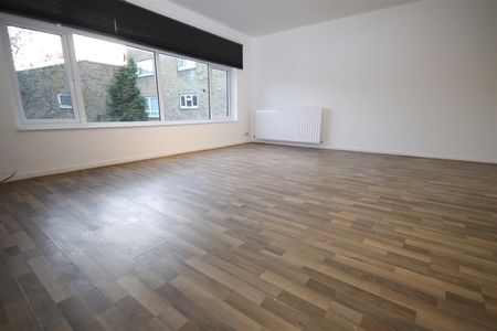 3 bedroom Semi-Detached House to let - Photo 2