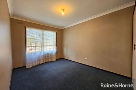 Walking distance to St. Albans Train Station |FREE Water - Photo 3