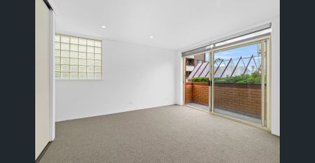 Stunning 3 Bedroom Apartment - overlooking Fawkner Park - Photo 4