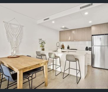 Stunning Top-Floor Apartment - Photo 5