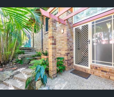 "Treetops" - 2 bed + BONUS room, securely gated complex with pool, ... - Photo 5