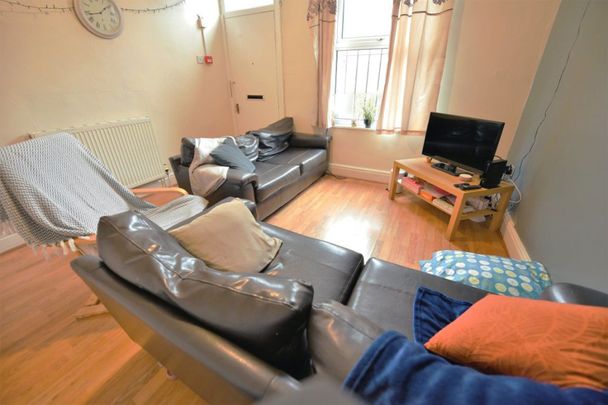 5 bedroom House in Harold Grove, Leeds - Photo 1