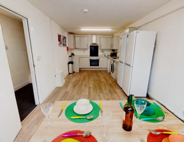 6 Bed, 1 Bath - Photo 1