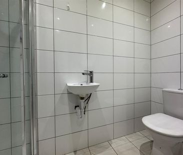 Chertsey Road, Feltham TW13, London - Photo 1