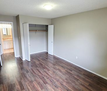 Dahlstrom Manor - Photo 4