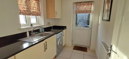 5 bed end of terrace house to rent in Three Valleys Way, Bushey, WD23 - Photo 4