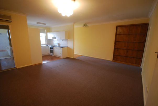 First Floor 2 Bedroom Unit in a Convenient Location! - Photo 1