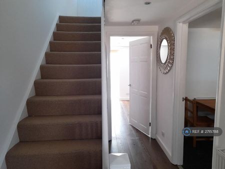 3 bedroom semi-detached house to rent - Photo 3