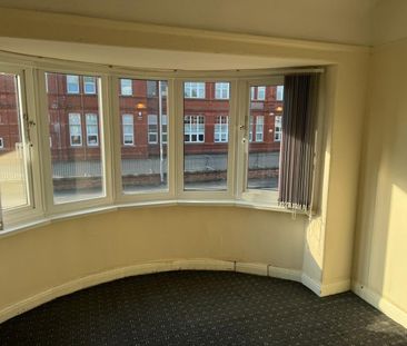 3 Bed Detached House, Lily Lane, M9 - Photo 2