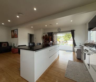 Warm & Spacious Family Home in a Fantastic Location - Photo 4