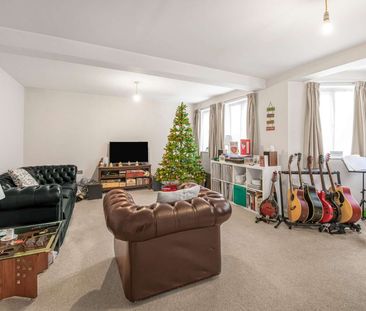 Bright one bedroom ground floor flat with off-street parking in Kew - Photo 4