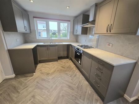 4 bedroom detached house to rent - Photo 2