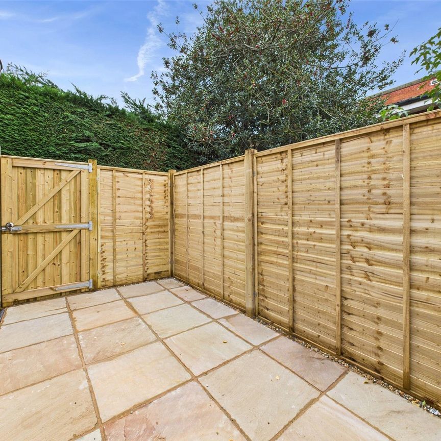 High Street, Hampton Wick, Middlesex, KT1, Kingston Upon Thames - Photo 1