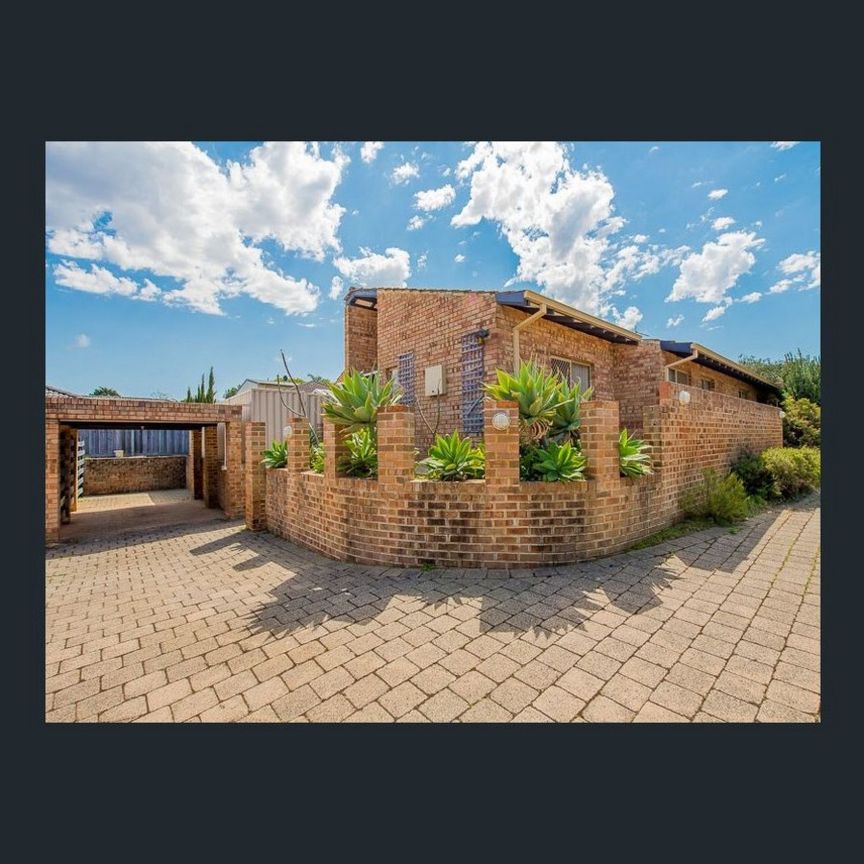 Spacious Villa in Prime Location - Photo 1