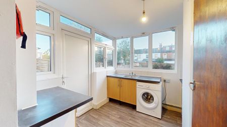 1 bedroom in a house share to rent - Photo 2