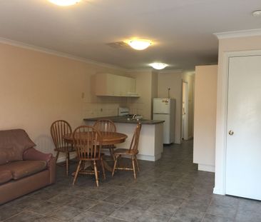 Two storey townhouse in a central location! - Photo 1