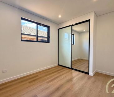 Brand New 5 Bedroom Duplex! - Photo 5