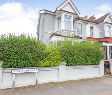 4 bedroom end of terrace house to rent - Photo 2