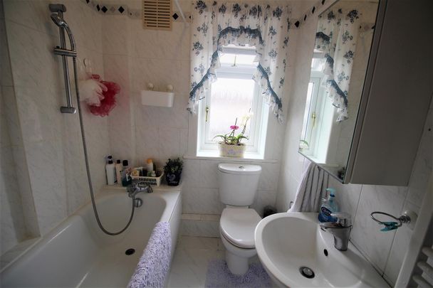 3 bed house to rent in Abbots Road, Edgware, HA8 - Photo 1