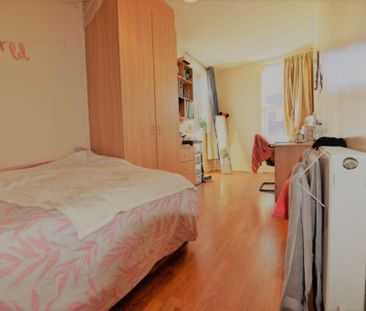 4 bedroom Flat in Flat 10, Leeds - Photo 1