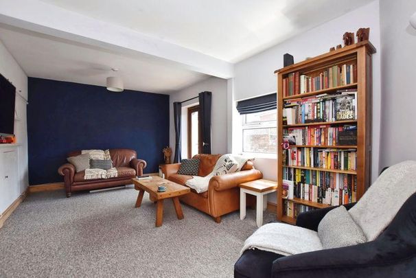 4 bedroom end of terrace house to rent - Photo 1